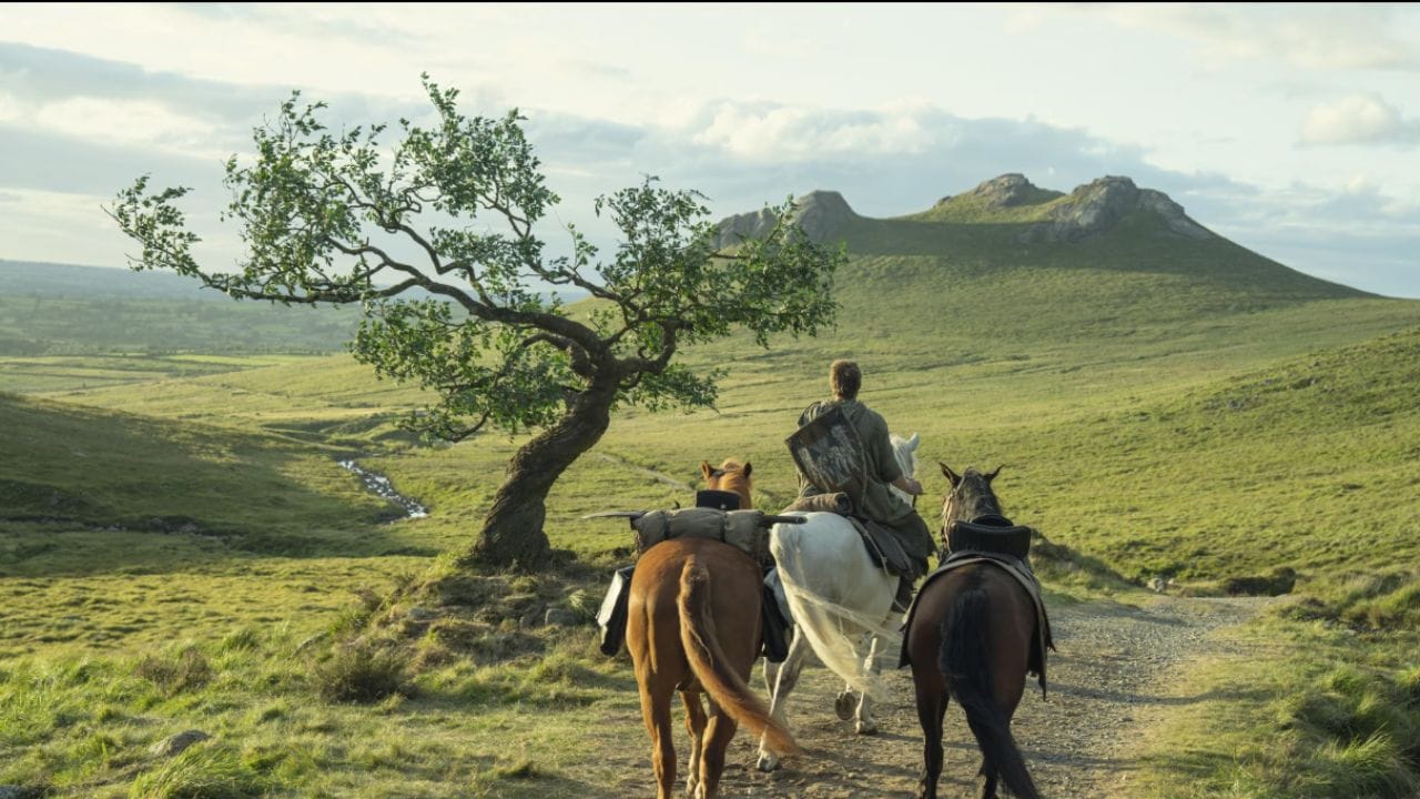 બીજી તરફ, ફેન્ટસી અને ઐતિહાસિક સાહસ ગમતા દર્શકો માટે A Knight of the Seven Kingdoms એક મહત્વપૂર્ણ સિરીઝ તરીકે સામે આવી રહી છે. આ કથા વેસ્ટેરોસની દુનિયામાં ગોઠવાયેલી છે, જ્યાં શૂરવીરો, રાજવંશ અને સત્તાના સંઘર્ષો દર્શાવવામાં આવે છે. મુખ્ય પાત્રોનું પ્રવાસ અને તેમના સાહસો દર્શકોને એક વિશાળ અને કલ્પનાત્મક દુનિયામાં લઈ જાય છે.