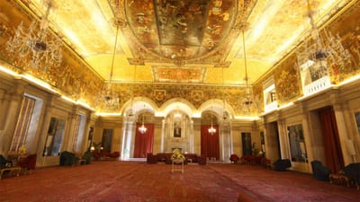 અંદર જવા માટે પહેલા ઓનલાઈન બુકિંગ કરવી ફરજિયાત છે. બુકિંગ માત્ર https://visit.rashtrapatibhavan.gov.in/ પરથી થઈ શકે છે. 