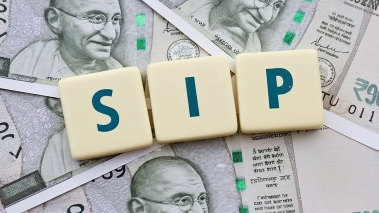 જાણીતા ફાઈનાન્શિયલ એક્સપર્ટ અદ્વૈત અરોરાએ તાજેતરમાં સોશિયલ મીડિયા પ્લેટફોર્મ પર એક અત્યંત પ્રભાવશાળી સિસ્ટમેટિક ઇન્વેસ્ટમેન્ટ પ્લાનિંગ (SIP) વ્યૂહરચના શેર કરી છે. આ વ્યૂહરચના ખાસ કરીને એવા સામાન્ય રોકાણકારો માટે છે જેઓ મર્યાદિત આવકમાં પણ પોતાની નિવૃત્તિ માટે કરોડોનું ભંડોળ એકઠું કરવા ઈચ્છે છે. તેમણે દર્શાવ્યું છે કે કેવી રીતે યોગ્ય આયોજન અને સમયબદ્ધતા દ્વારા નાની બચત પણ મોટી મૂડીમાં ફેરવાઈ શકે છે