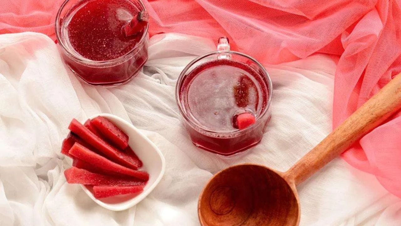 કાંજી (Kanji):
કાંજી એક હેલ્ધી પ્રોબાયોટિક ડ્રિન્ક છે જે તમારી ગટ હેલ્થ માટે શ્રેષ્ઠ છે. તેને વિવિધ શાકભાજી સાથે તૈયાર કરી શકાય છે. વિટામિન્સ અને મિનરલ્સથી ભરપૂર આ પેચકપદાર્થ શરીરને પાચન તથા ઊર્જા આપે છે.
(Image Source: Google)