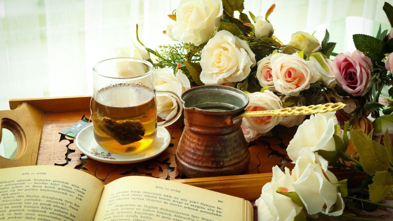 શિયાળાની ઋતુમાં મોટાભાગના લોકોને તરસ ઓછી લાગે છે. આવી સ્થિતિમાં શરીરમાં પાણીની કમી થવાની શક્યતા વધી જાય છે, જેને આપણે 'ડિહાઇડ્રેશન' તરીકે ઓળખીએ છીએ. ડિહાઇડ્રેશનથી થાક, માથાનો દુખાવો, ત્વચાની સુકાશ અને પાચન સમસ્યાઓ ઊભી થઈ શકે છે. આવી સ્થિતિમાં ગરમ અને હેલ્ધી વિકલ્પ પસંદ કરવો સૌથી યોગ્ય રહે છે. તેથી અહીં આપણે એવી 5 ડ્રિંક્સ વિશે જાણીએ, જે માત્ર સ્વાસ્થ્ય માટે લાભદાયક છે અને શિયાળામાં શરીરને પોષણ પણ આપે છે. (Image Source: Google)