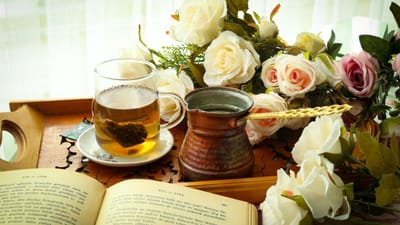 શિયાળાની ઋતુમાં મોટાભાગના લોકોને તરસ ઓછી લાગે છે. આવી સ્થિતિમાં શરીરમાં પાણીની કમી થવાની શક્યતા વધી જાય છે, જેને આપણે 'ડિહાઇડ્રેશન' તરીકે ઓળખીએ છીએ. ડિહાઇડ્રેશનથી થાક, માથાનો દુખાવો, ત્વચાની સુકાશ અને પાચન સમસ્યાઓ ઊભી થઈ શકે છે. આવી સ્થિતિમાં ગરમ અને હેલ્ધી વિકલ્પ પસંદ કરવો સૌથી યોગ્ય રહે છે. તેથી અહીં આપણે એવી 5 ડ્રિંક્સ વિશે જાણીએ, જે માત્ર સ્વાસ્થ્ય માટે લાભદાયક છે અને શિયાળામાં શરીરને પોષણ પણ આપે છે. (Image Source: Google)