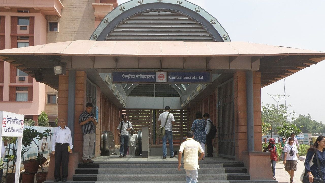 રાષ્ટ્રપતિ ભવન પહોંચવા માટે નજીકનું મેટ્રો સ્ટેશન સેન્ટ્રલ સેક્રેટરીએટ છે, જ્યાંથી ગેટ નંબર 38 લગભગ 1 કિલોમીટર દૂર છે. ગેટ નંબર 38 પટેલ ચોક મેટ્રો સ્ટેશનથી લગભગ 2 કિલોમીટરના અંતરે આવેલ છે. 
(Image Source: Google)