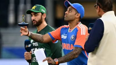 પાકિસ્તાને ભારત સામે T20 વર્લ્ડ કપ મેચનો બહિષ્કાર કર્યો છે, પરંતુ સરકારના આ નિર્ણયથી પાકિસ્તાની ક્રિકેટને ભારે નુકસાન થશે. ICC એ પાકિસ્તાન ક્રિકેટને તેના નિર્ણય પર પુનર્વિચાર કરવાની તક આપી છે. જો પાકિસ્તાન આ નિર્ણય પર અડગ રહેશે, તો તેને કરોડો રૂપિયાનું નુકસાન થશે જ નહીં પરંતુ આંતરરાષ્ટ્રીય ક્રિકેટમાં જાહેર અપમાનનો પણ સામનો કરવો પડશે. 