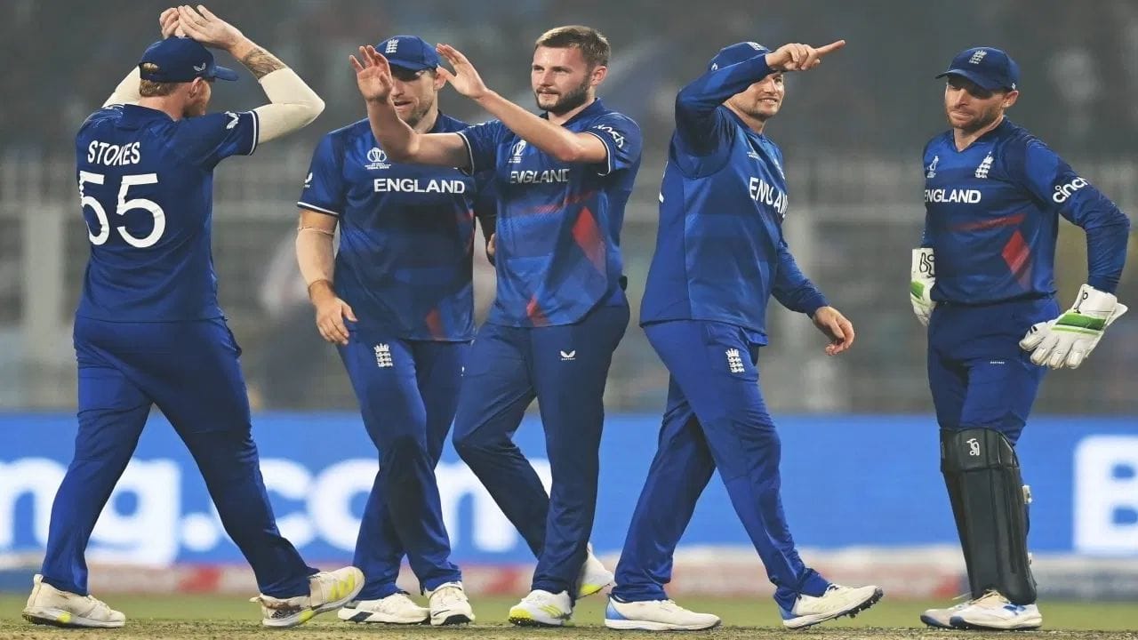 પછી, આઠ વર્ષ પછી, 2003 ના વર્લ્ડ કપ દરમિયાન આવી જ પરિસ્થિતિ ઊભી થઈ. ઇંગ્લેન્ડ અને ન્યુઝીલેન્ડે તેમની મેચોનો બહિષ્કાર કર્યો. ઇંગ્લેન્ડે ઝિમ્બાબ્વેમાં તેમની આયોજિત મેચનો બહિષ્કાર કર્યો. તે સમયે ઝિમ્બાબ્વે રાજકીય ઉથલપાથલનો સામનો કરી રહ્યું હતું, જેના કારણે ઇંગ્લેન્ડ પર મેચનો બહિષ્કાર કરવાનું દબાણ હતું. અંતે, મેચના એક દિવસ પહેલા, ઇંગ્લેન્ડે સુરક્ષા ચિંતાઓને ટાંકીને રમવાનો ઇનકાર કર્યો. ન્યુઝીલેન્ડે પણ સુરક્ષા ચિંતાઓને ટાંકીને કેન્યામાં રમવાનો ઇનકાર કર્યો. બંને ટીમોએ બે-બે પોઈન્ટ આપ્યા, પરંતુ તેમની સામે આગળ કોઈ કાર્યવાહી કરવામાં આવી નહીં.