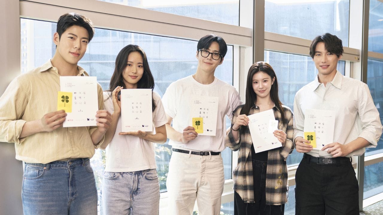 આ વેબસિરીઝ એક ભાષાંતરકાર અને એક વૈશ્વિક સેલિબ્રિટી વચ્ચે ઊભી થતી અનોખી પ્રેમકથાને દર્શાવે છે. નાયક ભાષાનો નિષ્ણાત છે, પરંતુ પ્રેમની ભાષા સમજવામાં વારંવાર ગૂંચવાઈ જાય છે. નાયિકા એક પ્રસિદ્ધ સ્ટાર છે, જેને પોતાની લાગણીઓ વ્યક્ત કરવામાં મુશ્કેલી પડે છે. બંને વચ્ચે ગેરસમજ, સંસ્કૃતિનો તફાવત અને ભાવનાત્મક સંઘર્ષ હોવા છતાં પ્રેમ ધીમે ધીમે પાંગરતો જાય છે.