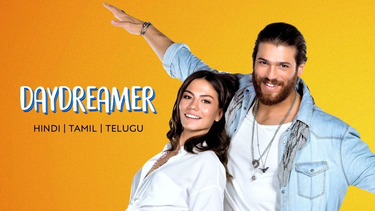 Daydreamer (Erkenci Kuş): પ્રેમ, સપનાઓ અને રોમાન્સથી ભરપૂર તુર્કી ડ્રામા, જેણે ભારતીય દર્શકોનું દિલ જીતી લીધું છે.  Daydreamer એક હળવી-ફુલકી પરંતુ દિલને સ્પર્શી જાય તેવી રોમેન્ટિક ડ્રામા સિરીઝ છે. શનેમ અને જાન વચ્ચેની લવ સ્ટોરી, તેમની મસ્તીભરી નોકઝોક અને સપનાઓ માટેનો સંઘર્ષ દર્શકોને જોડે રાખે છે. હિન્દી વર્ઝનમાં આ સિરીઝ ખાસ કરીને યુવા દર્શકોમાં ખૂબ લોકપ્રિય બની છે અને MX Player પર મફતમાં ઉપલબ્ધ હોવાથી તેની લોકપ્રિયતા સતત વધી રહી છે. (Image Source: Google)