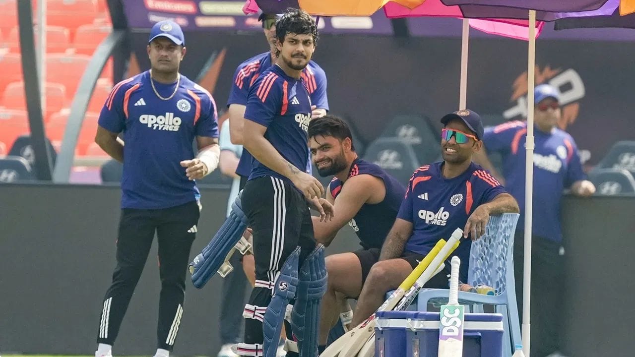 મેચ પૂરી થયા બાદ પ્રેઝન્ટેશન સેરેમનીમાં જ્યારે સૂર્યકુમાર યાદવ માઈક પર આવ્યો, ત્યારે તેના ચહેરા પર ગજબની ગંભીરતા હતી. દરેકના મનમાં એક જ સવાલ હતો કે, શું સૂર્યા બોલરોને દોષ દેશે કે બેટ્સમેનોને? સૂર્યાએ પોતાના નિવેદનની શરૂઆત જ એવી રીતે કરી કે શ્વાસ અધ્ધર થઈ ગયા. તેણે કહ્યું કે, "હાર એ માત્ર એક અંત નથી, પણ એક એવી ભૂલનો અરીસો છે જે અમે વારંવાર કરી રહ્યા છીએ