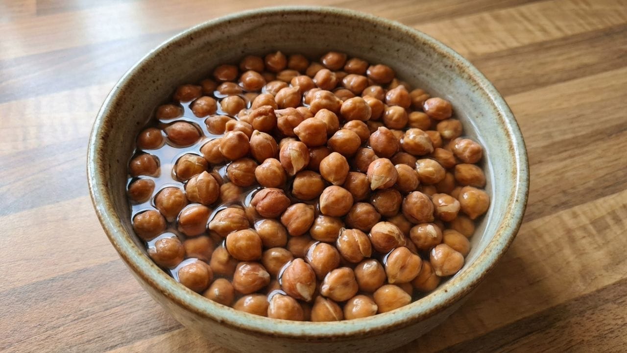 આજકાલ લોકો મોંઘા સુપરફૂડ્સ પાછળ દોડે છે, પરંતુ આપણા રસોડામાં જ એક એવું પોષક તત્વ છુપાયેલું છે જે સ્વાસ્થ્ય માટે ચમત્કાર સમાન છે – પલાળેલા ચણા. હેલ્થ એક્સપર્ટ્સ અનુસાર, સવારે ખાલી પેટે પલાળેલા ચણા ખાવાથી શરીરની અનેક આંતરિક સિસ્ટમ્સ મજબૂત બને છે.