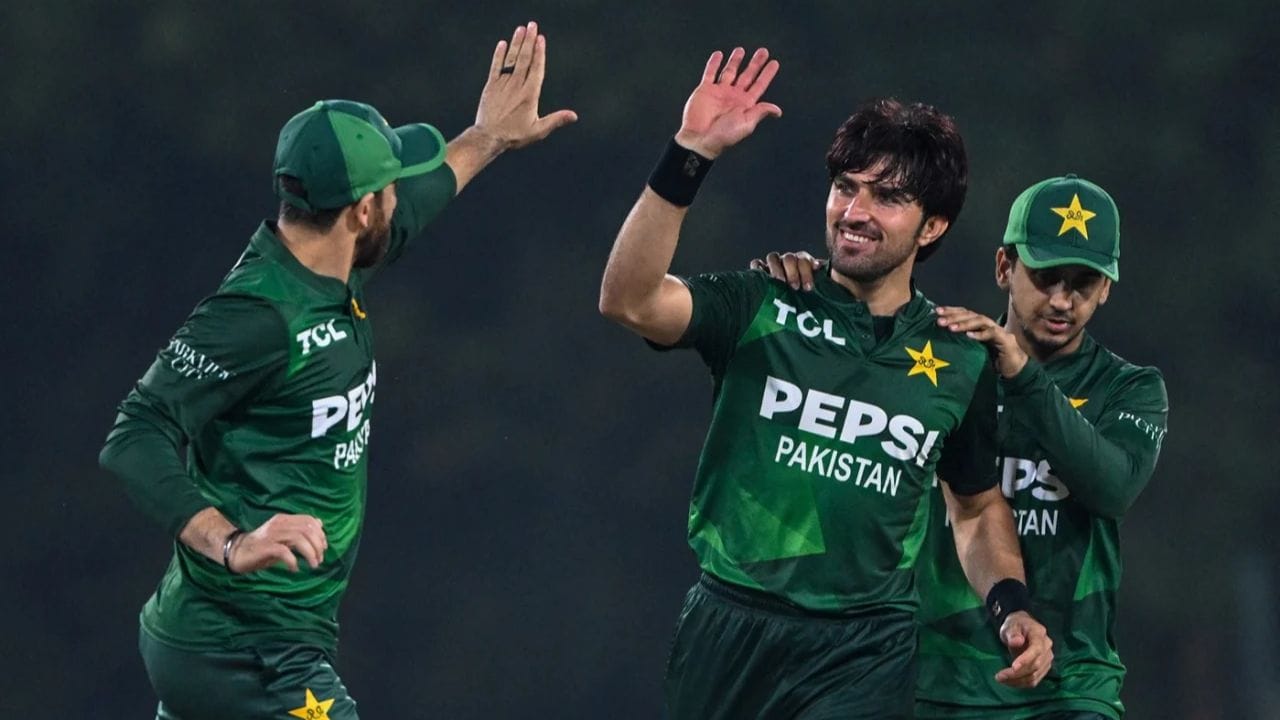 પાકિસ્તાનના કેપ્ટન સલમાન અલી આગાએ બાંગ્લાદેશને ટુર્નામેન્ટમાંથી બાકાત રાખવાના નિર્ણય પર ઊંડો ખેદ વ્યક્ત કર્યો છે. સુરક્ષા કારણોસર ભારત પ્રવાસ કરવાનો ઇનકાર કર્યા બાદ અને ગ્રુપ C માં સ્કોટલેન્ડને સ્થાન આપ્યા બાદ બાંગ્લાદેશને ICC દ્વારા ટુર્નામેન્ટમાંથી બહાર કરવામાં આવ્યું હતું. આ ઘટનાક્રમથી માત્ર રમતગમતના ચાહકો નિરાશ થયા નથી પરંતુ દક્ષિણ એશિયાઈ દેશો વચ્ચે એક નવો વિવાદ પણ સર્જાયો છે. 