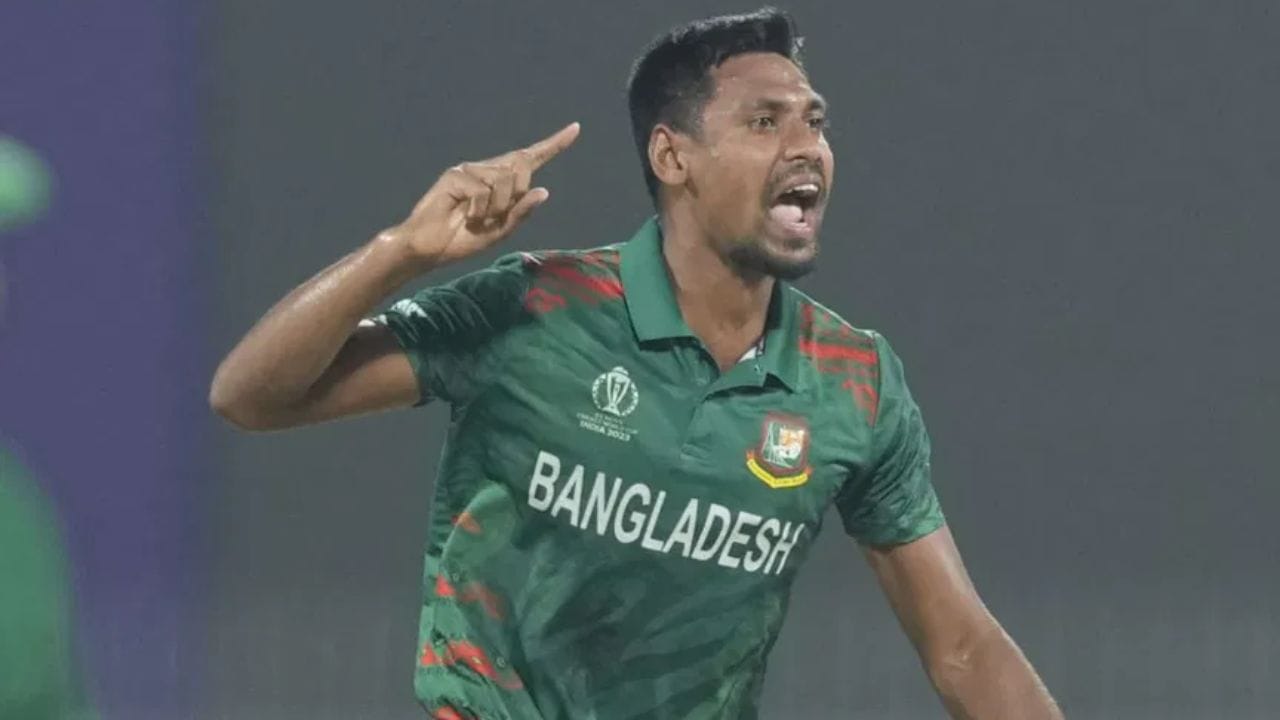 લાહોર કલંદર્સે PSLની આગામી સીઝન માટે બાંગ્લાદેશના આ ફાસ્ટ બોલર મુસ્તફિઝુર રહેમાનને સાઇન કર્યો છે. કલંદર્સે તેમને 6.44 કરોડ પાકિસ્તાની રૂપિયાના મોટા કરાર સાથે 'ડાયરેક્ટ સાઇનિંગ' તરીકે સામેલ કર્યા છે.