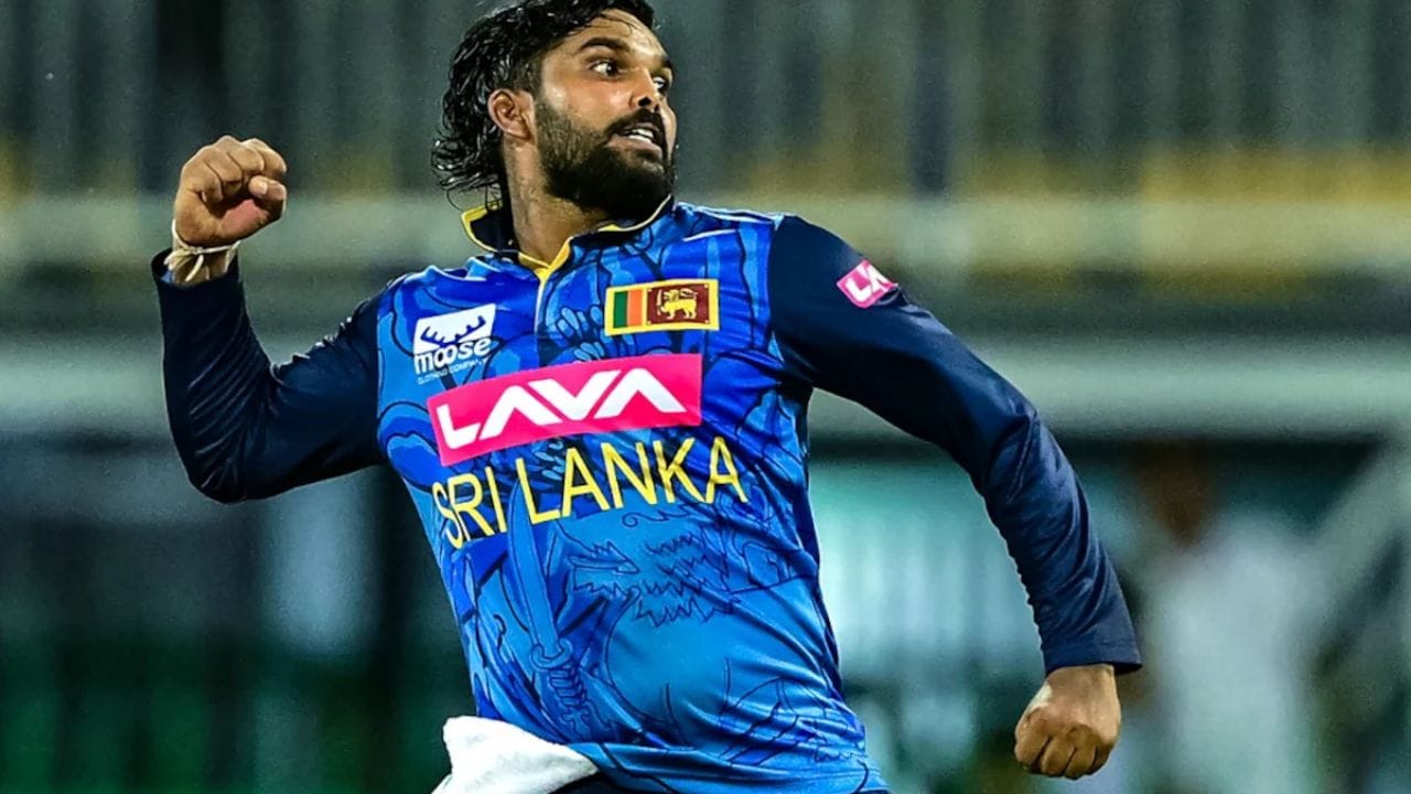 T20 વર્લ્ડકપ પહેલા જ શ્રીલંકાને મોટો ઝટકો મળ્યો છે. તેના સ્ટાર લેગ સ્પિનર વાનિંદુ હસરંગા T20 વર્લ્ડકપ 2026માંથી બહાર થઈ ગયો છે. આયરલેન્ડ સામે ટીમે વર્લ્ડકપ ટુર્નામેન્ટની પ્રથમ મેચમાં જીત મેળવી હતી. જેમા હસરંગાનો મહત્વપૂર્ણ ફાળો હતો. તેમણે 4 ઓવરમાં 25 રન આપીને ત્રણ વિકેટ ખેડવી હતી. આ ત્રણેય વિકેટ ટોપ-5 માં બેટીંગ કરનારા બેટ્સમેનની હતી. 