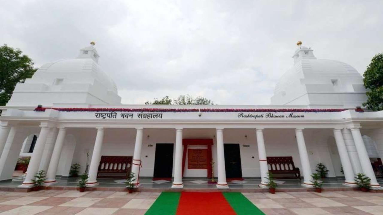 સમગ્ર ટુર ગાઈડ સાથે ગ્રુપમાં થાય છે, જેને અનુસરીને મુલાકાતીઓ ઇતિહાસ અને વારસાની સમજ મેળવી શકે છે.
(Image Source: Google)