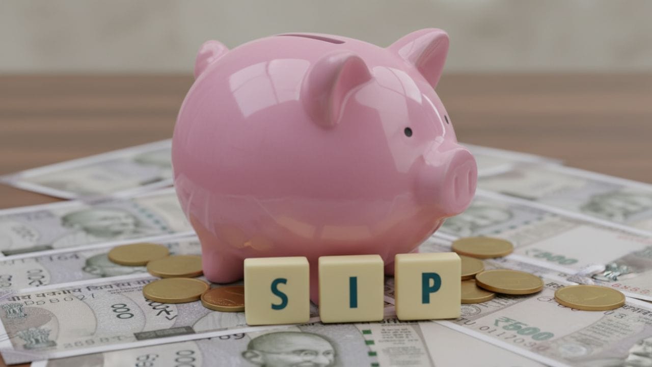 આ પ્લાનની સૌથી મોટી વિશેષતા એ છે કે તમારે લાંબા સમય સુધી રોકાણ ચાલુ રાખવાનું નથી. 15 વર્ષ સુધી દર મહિને ₹5,000 જમા કરાવતા તમારું કુલ મૂડી રોકાણ માત્ર ₹9 લાખ થશે. ત્યારબાદ, આગામી 15 વર્ષ સુધી માત્ર ધીરજ ધરવાની છે. આ 30 વર્ષનો કુલ સમયગાળો તમારી ન્યૂનતમ મૂડીને મહત્તમ વળતરમાં ફેરવવા માટે પૂરતો સમય પૂરો પાડે છે