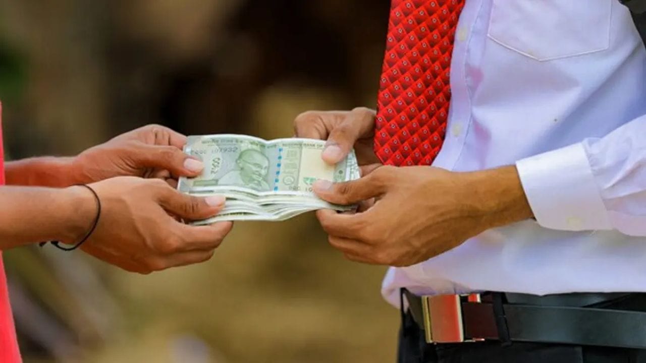 આચાર્ય ચાણક્યએ તેમની પુસ્તક ચાણક્ય નીતિમાં ઘણા મહત્વપૂર્ણ બાબતો વિશે જણાવ્યુ છે. જે આજે પણ આપણ જીવનને એટલી જ ઉપયોગી થઇ શકે છે. જો તમે તેમના ઉપદેશોનું પાલન કરો છો, તો તમારું જીવન સમૃદ્ધ બની શકે છે.