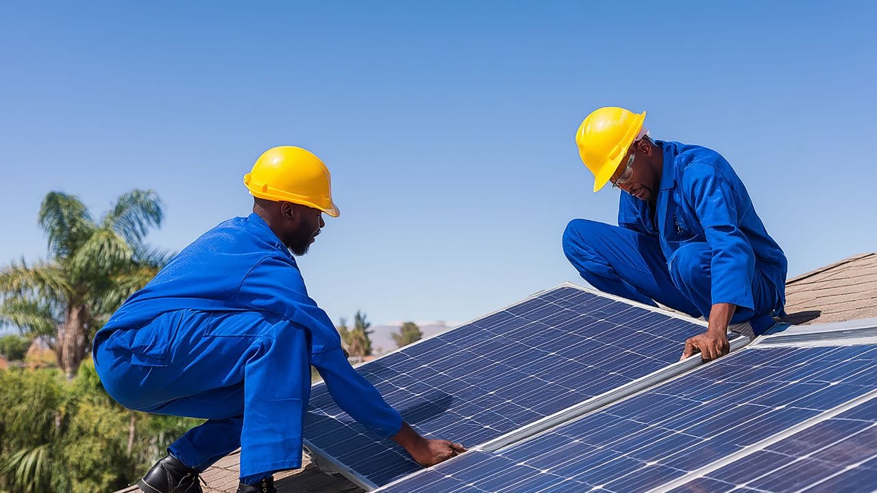 સરકાર પણ લોકોને સોલાર ઊર્જા તરફ પ્રોત્સાહન આપવા માટે પીએમ સૂર્ય ઘર યોજના હેઠળ સબસિડી આપે છે. આ યોજના મુજબ 3kW અથવા તેથી વધુ ક્ષમતાની સોલાર સિસ્ટમ પર મહત્તમ ₹78,000 સુધીની સબસિડી ઉપલબ્ધ છે. ચકાસણી પૂર્ણ થયા બાદ આ રકમ સીધી લાભાર્થીના ખાતામાં જમા કરવામાં આવે છે.