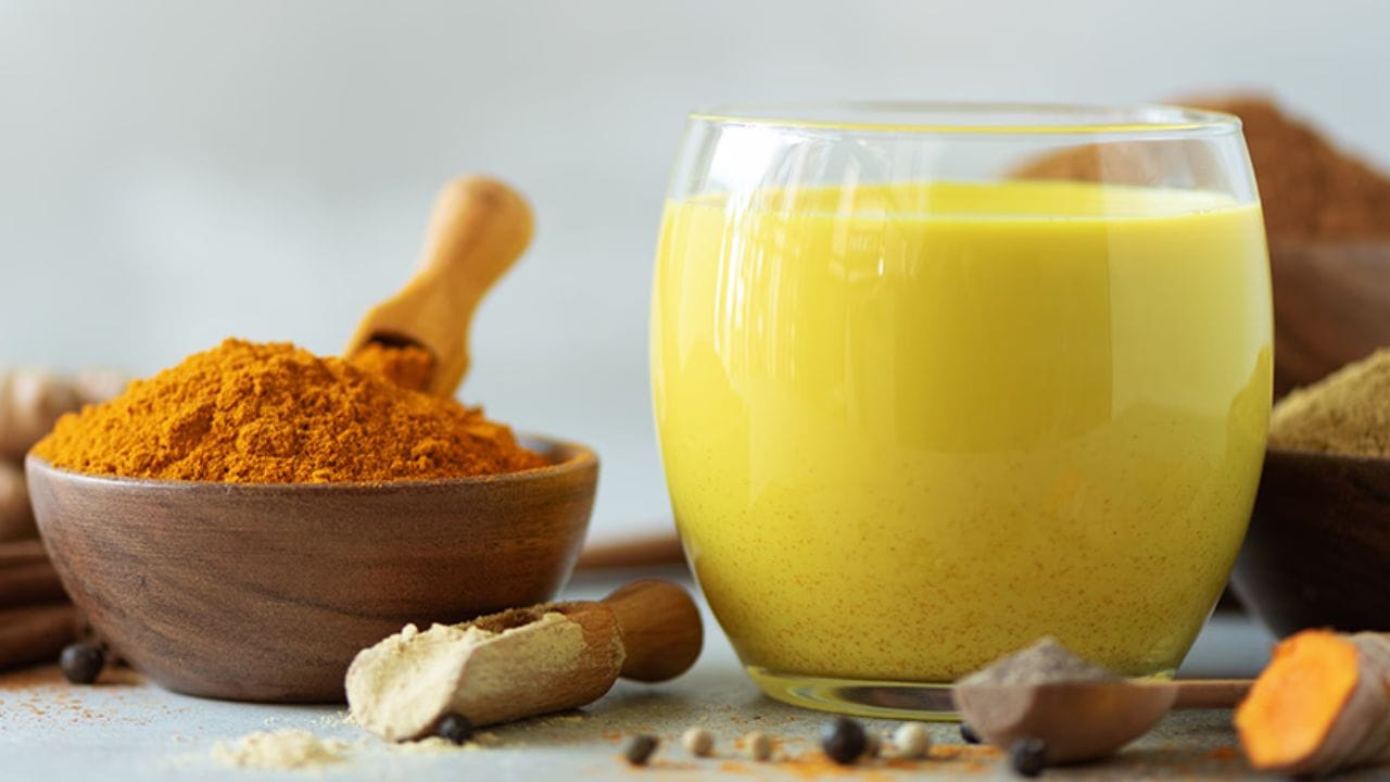 હળદરવાળું દૂધ (Turmeric Milk) :
શિયાળાની ઋતુમાં હળદરવાળું દૂધ માત્ર ઈમ્યુનિટી બૂસ્ટ કરતું નથી, પરંતુ શરીરને હાઇડ્રેટ રાખવામાં પણ મદદરૂપ થાય છે. આ પીણાંમાંથી વિટામિન D, વિટામિન B12 અને કેલ્શિયમ જેવા મહત્વના પોષક તત્વો મળે છે, જે હાડકાં અને શરીરની સમગ્ર તંદુરસ્તી માટે લાભદાયક છે. હળદરવાળું દૂધ નેચરલ ઇલેક્ટ્રોલાઇટ તરીકે કામ કરે છે, જેના કારણે શરીરમાં ઊર્જા જળવાઈ રહે છે અને થાક ઓછો લાગે છે. શિયાળામાં દૂધમાં થોડું હળદર ઉમેરવાની સાથે કાળી મરી પણ મિક્સ કરવી જોઈએ, કારણ કે તે હળદરના ગુણોને વધુ અસરકારક બનાવે છે અને શરીરમાં ગરમી પણ આપે છે. (Image Source: Google)
