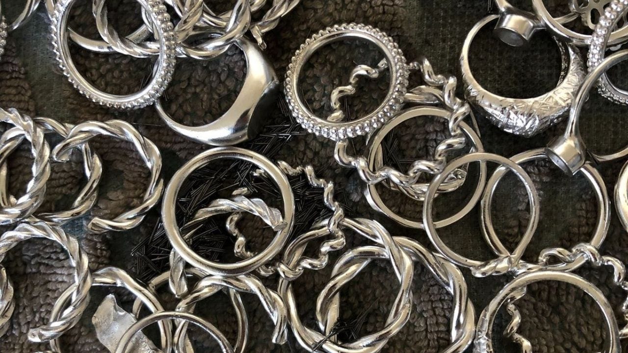 સ્ટોર કરવાની જગ્યા: ચાંદીની વસ્તુઓ જ્યાં પણ રાખી રહ્યા છો, ધ્યાન રાખો કે તે જગ્યા ઠંડી અને સૂકી હોવી જોઈએ. ચાંદીની વસ્તુ સીધા સૂર્ય કિરણો સાથે સંપર્કમાં ન આવે અને તેમને ડાર્ક જગ્યાએ જ રાખો. (Image Credit source: Google)
