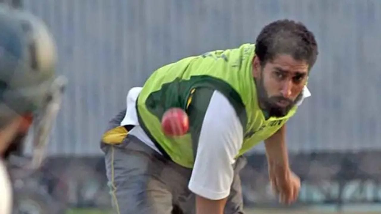 પાકિસ્તાનના પૂર્વ બોલર શબ્બીર અહમદને તેની ગેરકાયદ બોલિંગ એક્શન માટે પ્રતિબંધિત પણ કરી દેવામાં આવ્યો હતો. જો કે તે પણ તેની બોલિંગ સ્ટાઈલને લઈને ઘણો ચર્ચામાં રહ્યો છે. 