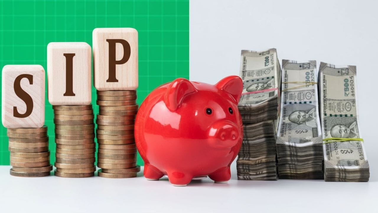 જો તમારા મ્યુચ્યુઅલ ફંડ પર સરેરાશ 12% વાર્ષિક ગ્રોથ રેટ મળે છે, તો પ્રથમ 15 વર્ષના અંતે તમારું રોકાણ અંદાજે ₹14.8 લાખ થઈ જશે. હવે, આ રકમને તમે બીજા 15 વર્ષ સુધી માર્કેટમાં રહેવા દો છો, તો કોઈપણ વધારાના રોકાણ વગર, કમ્પાઉન્ડિંગની તાકાતથી આ રકમ વધીને સીધી ₹1.30 કરોડ થઈ જશે