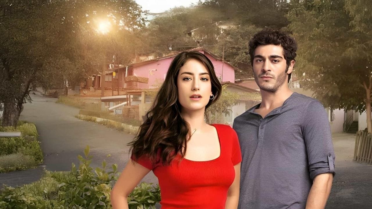 Our Story (Bizim Hikaye): પરિવાર, જવાબદારી અને પ્રેમની હકીકત દર્શાવતી હૃદયસ્પર્શી સિરીઝ Our Story માત્ર પ્રેમ કહાની નથી, પરંતુ પરિવાર માટેના ત્યાગ અને જીવનની વાસ્તવિક મુશ્કેલીઓનું પ્રતિબિંબ છે. ફિલીઝ અને બરિસની લવ સ્ટોરી સાથે-સાથે ગરીબ પરિવારની સંઘર્ષભરી જિંદગી દર્શાવવામાં આવી છે. Hindi Dubbed વર્ઝનમાં આ સિરીઝ ભારતીય દર્શકોને ભાવનાત્મક રીતે જોડે છે. આ સિરીઝ તમે Amazon prime પર જોઈ શકો છો. (Image Source: Google)

