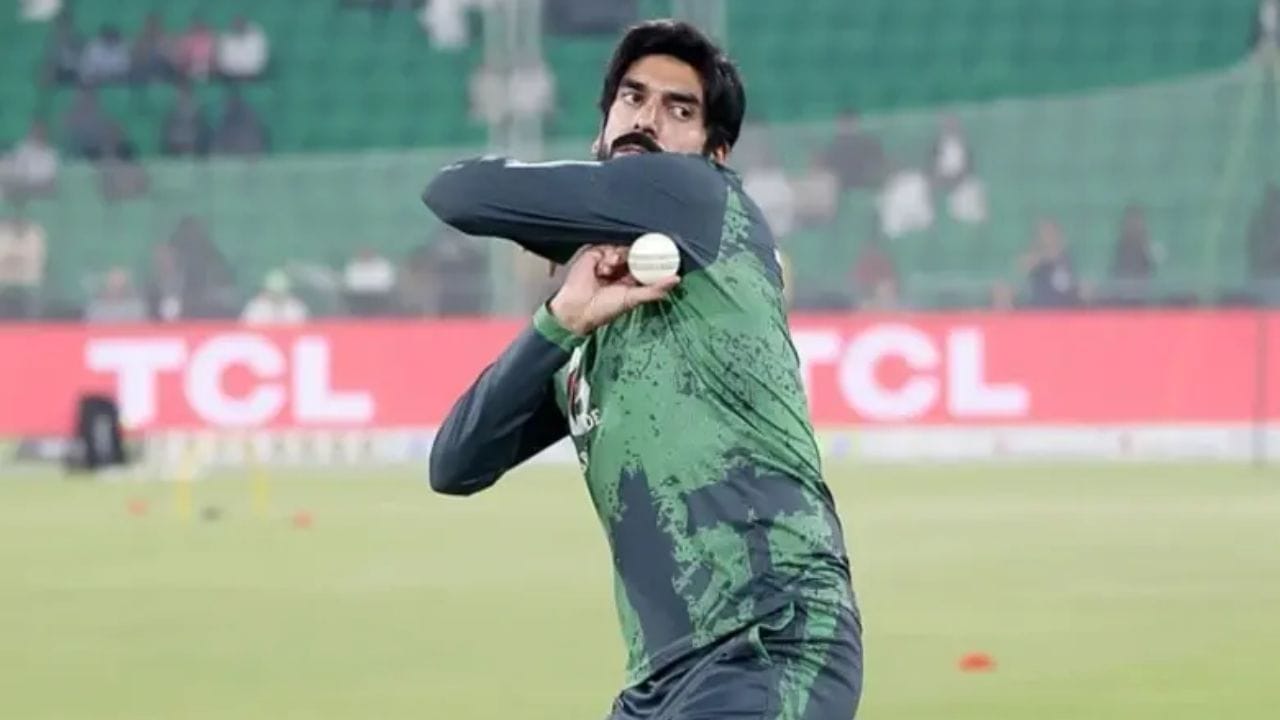 વર્તમાન પાકિસ્તાનની ટીમમાં ઉસ્માન તારીક તેનની બોલિંગ એક્શનને લઈને ચર્ચામાં છે. જો કે તે રનર લીધા બાદ બોલ ફેંક્યા પહેલા 1 થી 2 સેકન્ડ માટે રોકાય છે જેનાથી બેટ્સમેનને બોલ રમવામાં મુશ્કેલી આવે છે. આ જ કારણે તેની બોલિંગ એક્શન ચર્ચા અને વિવાદનું કારણ બની છે. 