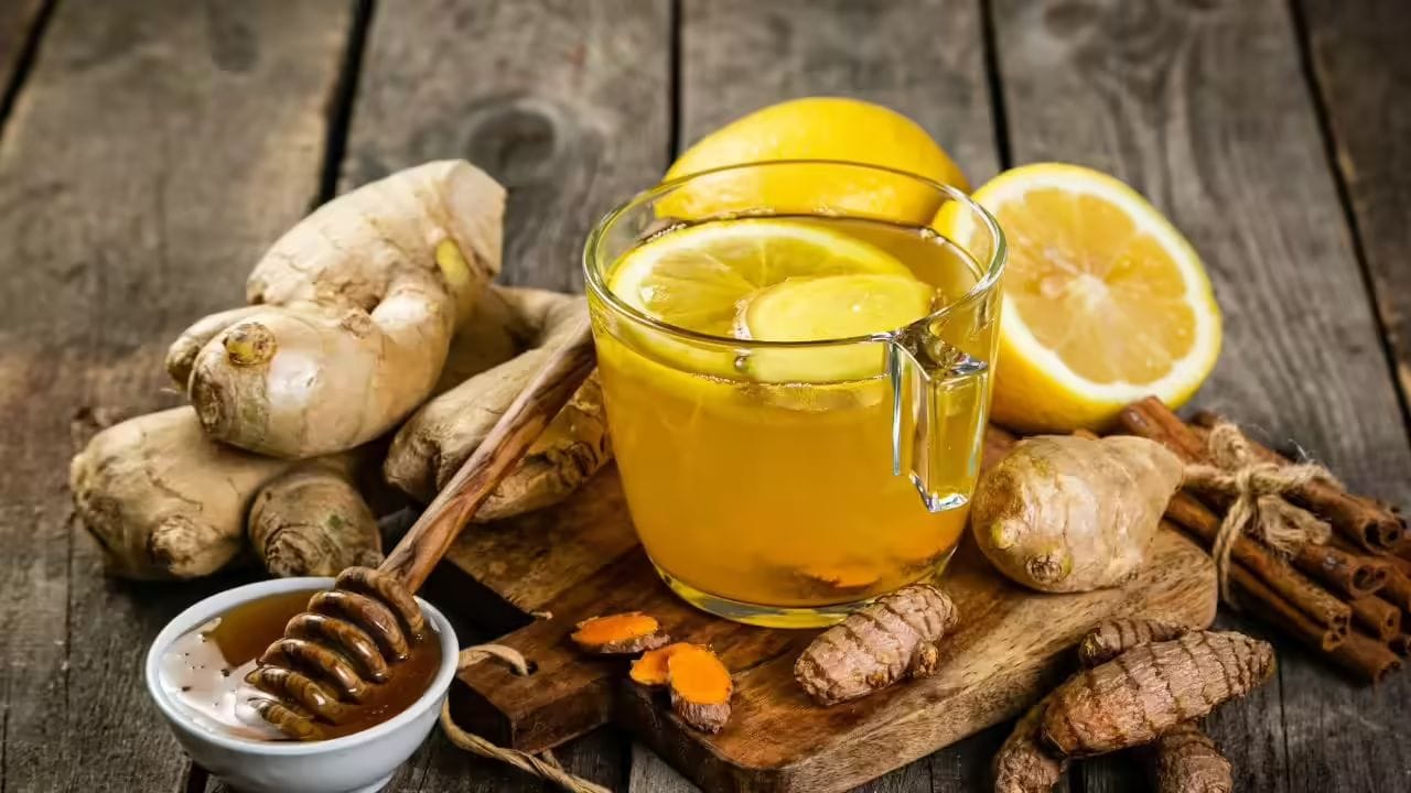 આદુ-લીંબુની ચા (Ginger Lemon Tea) :
શિયાળાની ઋતુમાં આદુ અને લીંબુની ચા ખૂબ જ લાભદાયક માનવામાં આવે છે. આ ચાને દૈનિક રૂટિનનો ભાગ બનાવવાથી શરીર હાઇડ્રેટ રહે છે અને મૂડ ફ્રેશ અનુભવાય છે. આ પીણું પાચન પ્રક્રિયાને સુધારે છે અને ઉબકા આવવા, મોર્નિંગ સિકનેસ જેવી સમસ્યાઓથી રાહત આપે છે. સાથે જ આદુ-લીંબુની ચા ઈમ્યુનિટી બૂસ્ટ કરવામાં મદદરૂપ થાય છે અને ત્વચાને પણ ફાયદો પહોંચાડે છે. ઠંડીના દિવસોમાં આ ચા શરીરને અંદરથી ગરમી આપીને સ્વસ્થ રાખે છે. (Image Source: Google)
