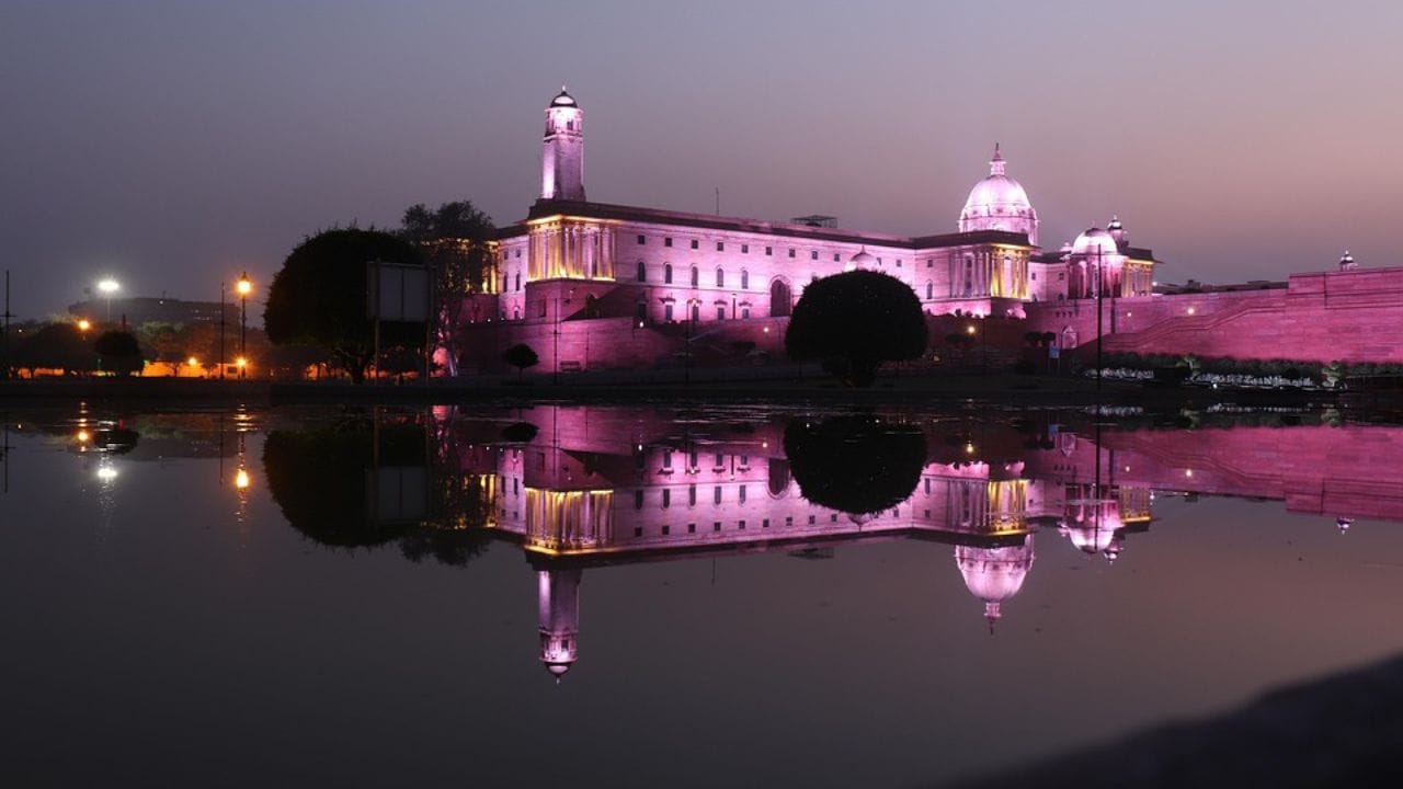 રાષ્ટ્રપતિ ભવન માત્ર એક ભવ્ય ઇમારત નથી, પરંતુ 330 એકરમાં ફેલાયેલું ભારતના લોકશાહી, ઇતિહાસ અને વારસાનું પ્રતિક છે. 
(Image Source: Google)