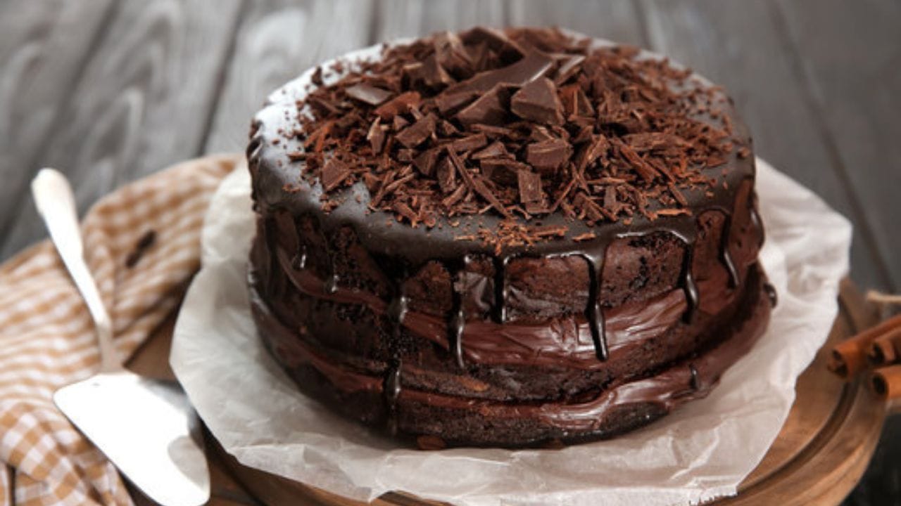 હવે ગેસ બંધ કરીને તેમાં વેનિલા એક્સટ્રેક્ટ ઉમેરો. આ નાનું સ્ટેપ ફજના સ્વાદમાં મોટો ફેર લાવે છે. તૈયાર મિશ્રણને પેનમાં નાખી સરખું ફેલાવી દો. થોડીવાર રૂમ ટેમ્પરેચર પર ઠંડુ થવા દો અને પછી ફ્રિજમાં 2 થી 3 કલાક માટે મૂકી દો.
