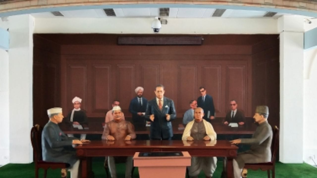 આ ઉપરાંત, નેશનલ એવોર્ડ સિરેમનીના હોલ, મ્યુઝિયમ અને અત્યાર સુધીના તમામ રાષ્ટ્રપતિઓના પોર્ટ્રેટ્સનો દૃશ્ય પણ જોવા મળે છે. 
(Image Source: Google)