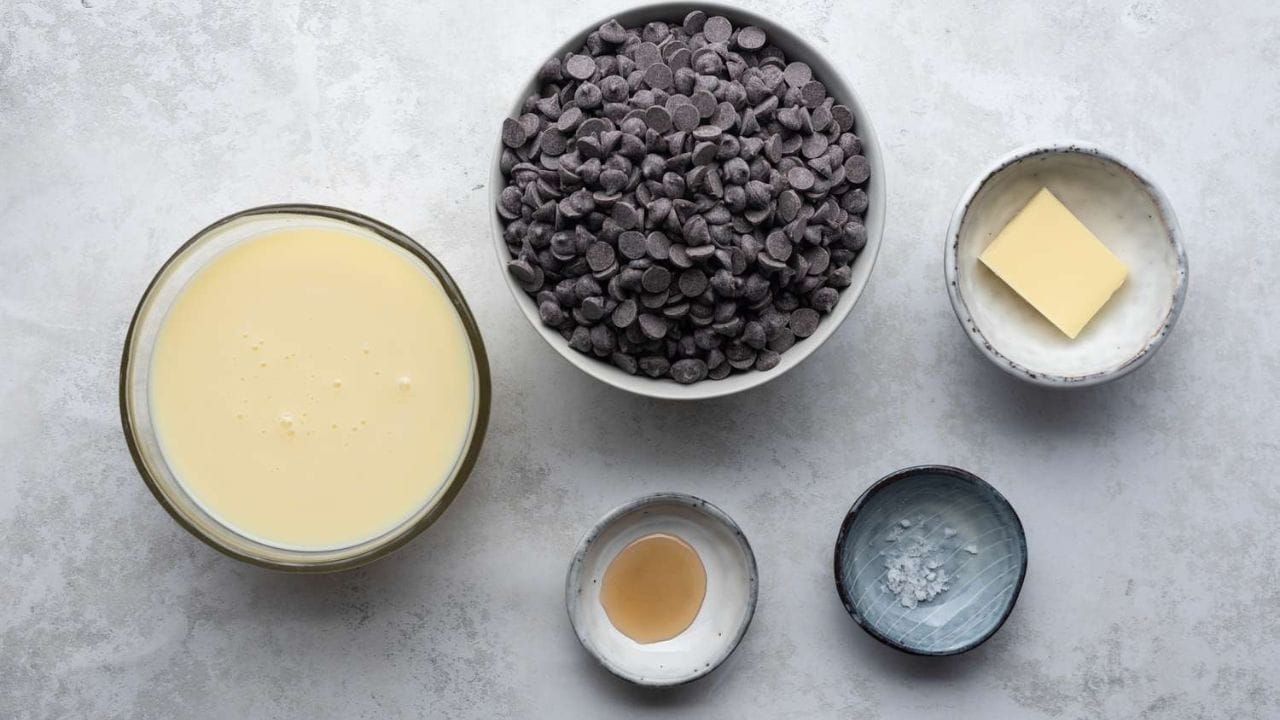 આ ચૉકલેટ ફજ બનાવવાની ખાસિયત એ છે કે તેમાં ઓવનની જરૂર નથી, કોઈ મોંઘા સાધનોની જરુર નથી અને લાંબી તૈયારીની પણ જરુર નથી. આ રેસીપી માટે માત્ર ત્રણ જ સામગ્રી ચૉકલેટ, સ્વીટન્ડ કન્ડેન્સ્ડ મિલ્ક અને વેનિલા એક્સટ્રેક્ટ,જોઈએ. આ ત્રણ વસ્તુઓ સાથે સોફ્ટ અને રિચ ફજ બને છે કે એક ટુકડો ખાધા પછી બીજો ખાવાનું મન આપોઆપ થઈ જાય.