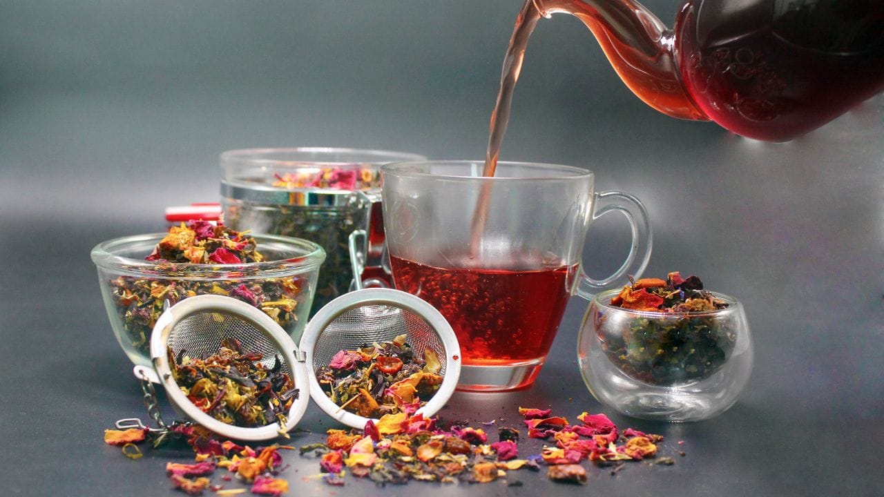 ફૂલોની ચા (Flower Tea) :
શિયાળામાં શરીરને હાઇડ્રેટ રાખવા માટે તમારા દૈનિક રૂટિનમાં ફૂલોથી બનેલી ચા સામેલ કરી શકાય છે. આવી ચા શરીરને સૂધિંગ ઇફેક્ટ આપે છે અને મનને શાંત રાખીને રિલેક્સ અનુભવ કરાવે છે. અનેક પ્રકારની હર્બલ અને ફૂલોની ચા સ્ટ્રેસ ઘટાડવામાં પણ અસરકારક સાબિત થાય છે. રોજહિપ ટી, બટરફ્લાય પી ફ્લાવર (અપરાજિતા ફૂલ), કેમોમાઇલ અને હિબિસ્કસ ટી જેવી ચા શિયાળામાં પીવા માટે ઉત્તમ વિકલ્પ છે. આ ચામાં એન્ટીઓક્સિડન્ટ્સ ભરપૂર માત્રામાં હોય છે, જે શરીરને અંદરથી સ્વસ્થ રાખવામાં અને હાઇડ્રેશન જાળવવામાં મદદ કરે છે. (Image Source: Google)
