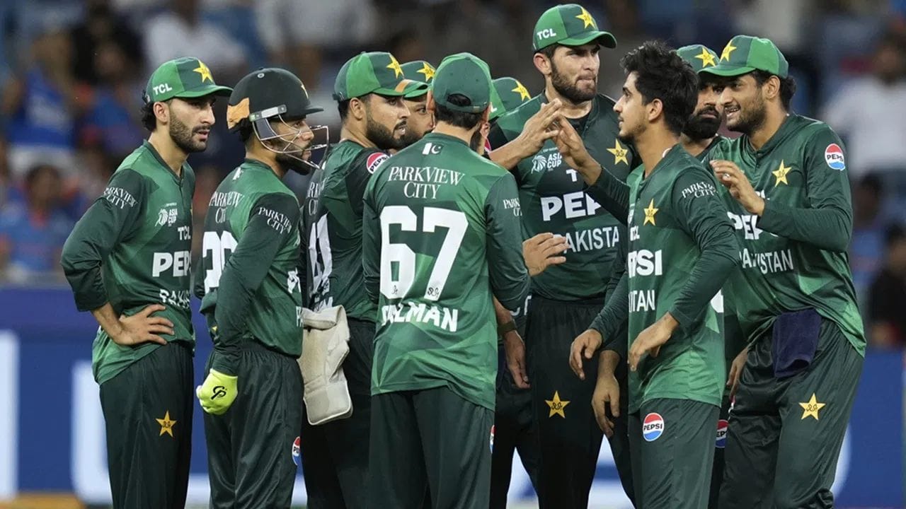 ભારત અને પાકિસ્તાન વચ્ચે 2026 માં યોજાનારી T20 વર્લ્ડ કપ મેચ જોખમમાં મુકાઈ ગઈ છે. પાકિસ્તાને 15 ફેબ્રુઆરીએ કોલંબોમાં યોજાનારી મેચનો બહિષ્કાર કરવાની જાહેરાત કરી છે. ટુર્નામેન્ટમાં ભાગ લેવાની જાહેરાત કરતી વખતે, પાકિસ્તાન સરકારે કહ્યું કે તે ભારત સામે નહીં રમે. આ નિર્ણયથી ભારત અને પાકિસ્તાન વચ્ચે એક નવો વિવાદ ઉભો થયો છે. જ્યારે ICC એ પાકિસ્તાનને તેના નિર્ણય પર પુનર્વિચાર કરવા કહ્યું છે, ત્યારે PCB સામે કડક કાર્યવાહીની ચર્ચાઓ તેજ થઈ ગઈ છે. પરંતુ શું ખરેખર આવું થશે? શું આ પહેલા ક્યારેય કોઈ ટીમને આ રીતે સજા કરવામાં આવી છે?