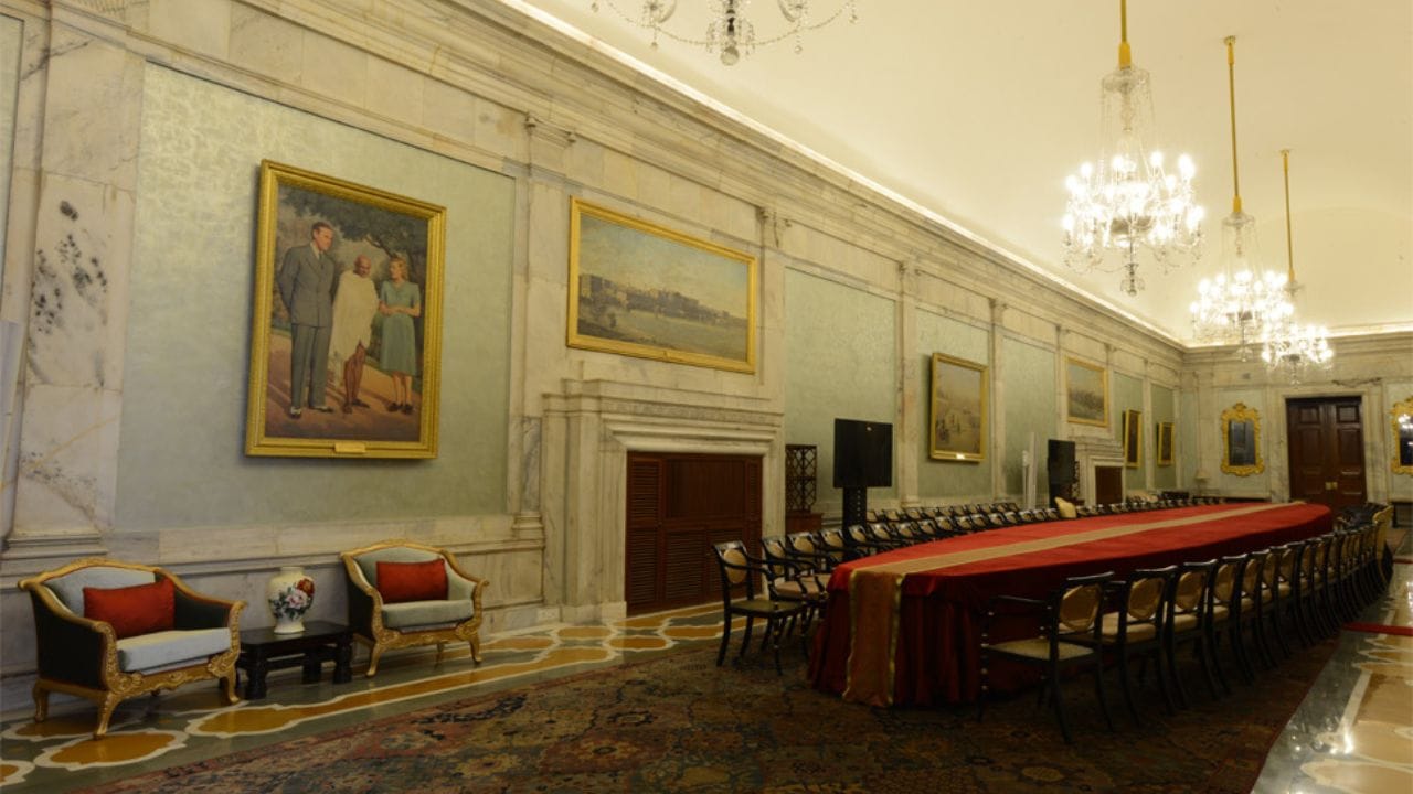 ટુર દરમિયાન મુલાકાતીઓને એ હોલ્સમાં લઈ જવાય છે જ્યાં રાષ્ટ્રપતિ આંતરરાષ્ટ્રીય મહેમાનો સાથે મળતા છે અને ફોર્મલ ડિનર્સ યોજાય છે.
(Image Source: Google) 