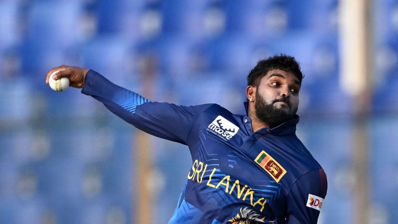 T20 વર્લ્ડકપ પહેલા જ શ્રીલંકાને મોટો ઝટકો મળ્યો છે. તેના સ્ટાર લેગ સ્પિનર વાનિંદુ હસરંગા T20 વર્લ્ડકપ 2026માંથી બહાર થઈ ગયો છે. આયરલેન્ડ સામે ટીમે વર્લ્ડકપ ટુર્નામેન્ટની પ્રથમ મેચમાં જીત મેળવી હતી. જેમા હસરંગાનો મહત્વપૂર્ણ ફાળો હતો. તેમણે 4 ઓવરમાં 25 રન આપીને ત્રણ વિકેટ ખેડવી હતી. આ ત્રણેય વિકેટ ટોપ-5 માં બેટીંગ કરનારા બેટ્સમેનની હતી. 