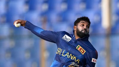 T20 વર્લ્ડકપ પહેલા જ શ્રીલંકાને મોટો ઝટકો મળ્યો છે. તેના સ્ટાર લેગ સ્પિનર વાનિંદુ હસરંગા T20 વર્લ્ડકપ 2026માંથી બહાર થઈ ગયો છે. આયરલેન્ડ સામે ટીમે વર્લ્ડકપ ટુર્નામેન્ટની પ્રથમ મેચમાં જીત મેળવી હતી. જેમા હસરંગાનો મહત્વપૂર્ણ ફાળો હતો. તેમણે 4 ઓવરમાં 25 રન આપીને ત્રણ વિકેટ ખેડવી હતી. આ ત્રણેય વિકેટ ટોપ-5 માં બેટીંગ કરનારા બેટ્સમેનની હતી. 