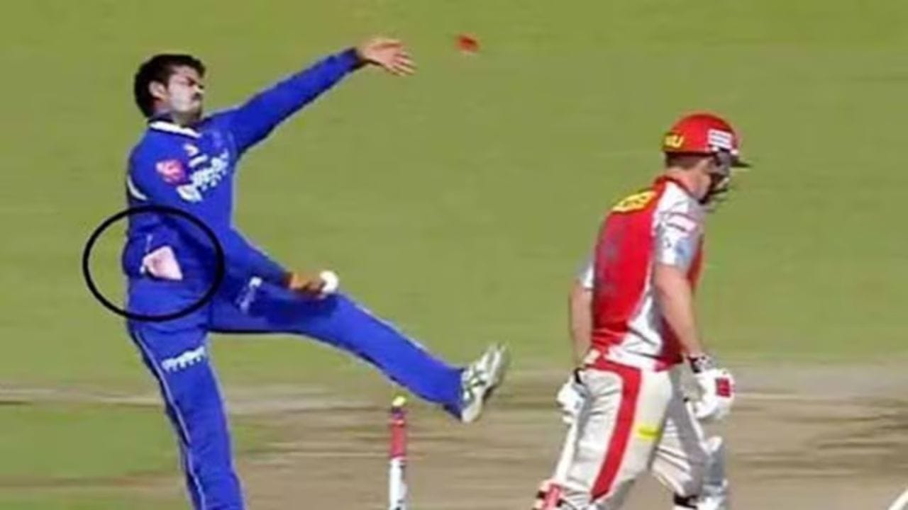 શ્રીસંતે કહ્યું કે તેના ભાવિ સસરા સાથે તેની પહેલી મુલાકાત કોર્ટમાં થઈ હતી. હું પહેલી વાર કોર્ટમાં મારા સસરાને મળ્યો. હું રડવાની તૈયારીમાં હતો, પરંતુ તેમના પ્રોત્સાહક હાવભાવથી મને શક્તિ મળી. મેં તિહાર જેલમાં 27 દિવસ વિતાવ્યા, અને જ્યારે હું જેલમાં હતો ત્યારે તે જમીન પર સૂતી હતી."