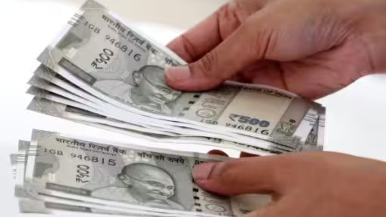 કર્મચારી અને તાલીમ વિભાગ (DoPT) દ્વારા જારી કરાયેલા આદેશ અનુસાર, ભારતીય રેલવે એકાઉન્ટ્સ સર્વિસ (IRAS) ના 2009 બેચના વરિષ્ઠ અધિકારી કૃષ્ણા વીઆરને આ પદ પર નિયુક્ત કરવામાં આવ્યા છે. તેમને નાણાં મંત્રાલયના ખર્ચ વિભાગ હેઠળ કેન્દ્રીય સ્ટાફિંગ યોજના દ્વારા પ્રતિનિયુક્તિ પર લાવવામાં આવ્યા છે. આ નિમણૂકનો અર્થ એ થાય કે સરકાર કમિશનના અહેવાલ તૈયાર કરવાની પ્રક્રિયામાં વધુ વિલંબ ઇચ્છતી નથી.