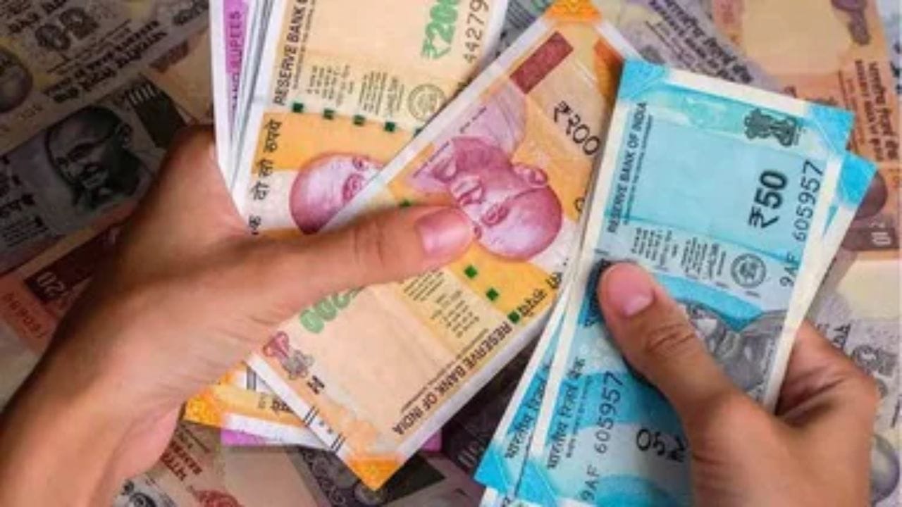 ખાનગી કર્મચારીઓને પગાર પંચ લાગુ પડતું નથી: ખાનગી ક્ષેત્રમાં કામ કરતા કર્મચારીઓને પગાર પંચ લાગુ પડતું નથી. તેમનું પગાર માળખું કંપનીઓની પોતાની નીતિઓ અને બજારની પરિસ્થિતિઓ પર આધાર રાખે છે. તેવી જ રીતે, કોન્ટ્રાક્ટ, આઉટસોર્સ્ડ અથવા એડ-હોક ધોરણે કામ કરતા કર્મચારીઓ, જે કેન્દ્રીય સિવિલ સર્વિસીસ નિયમો દ્વારા આવરી લેવામાં આવતા નથી, તેઓને પણ આ લાભમાંથી બાકાત રાખી શકાય છે.