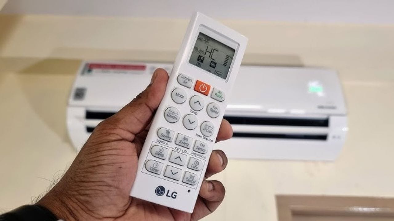 આ વર્ષે, હવામાન ખૂબ જ ઝડપથી તીવ્ર બન્યું છે. ફેબ્રુઆરી મહિનો હવે પુરો થવા આવ્યો છે અને બપોર પહેલાથી જ ગરમી અનુભવાય રહી છે. જો આ ચાલુ રહેશે, તો લોકો થોડા દિવસોમાં તેમના એર કંડિશનર શરૂ કરવા માટે ઉતાવળ કરશે. જો તમે આ કરો છો, તો ધ્યાનમાં રાખો કે સિઝનની શરૂઆતમાં પહેલી વાર તમારું AC ચાલુ કરતા પહેલા આ 5 બાબતો કરવી આવશ્યક છે. જો આમ કરવામાં ના આવે તો મોટો ખર્ચ થઈ શકે છે. ત્યારે ચાલો જાણીએ કઈ બાબતો ધ્યાનમાં લેવા જેવી છે. 