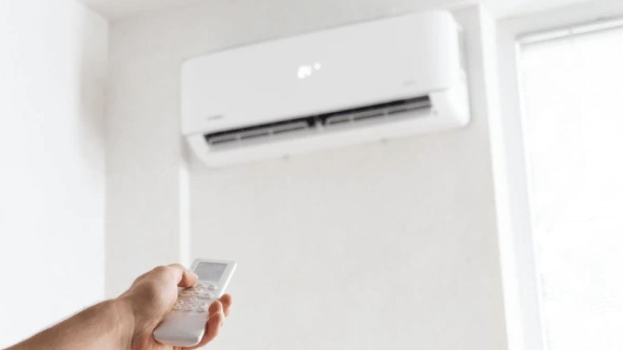 કન્ડેન્સર અને આઉટડોર યુનિટ તપાસો: જો તમારી પાસે સ્પ્લિટ એર કન્ડીશનર હોય, તો તેના કન્ડેન્સર અને આઉટડોર યુનિટ તપાસો. કન્ડેન્સર, આઉટડોર યુનિટ પાછળની જાળી, લાંબા સમય સુધી ઉપયોગને કારણે ધૂળ અને ગંદકીથી ભરાઈ શકે છે. તેને પાણીના જોરદાર પ્રવાહથી ધોઈ લો. ઉપરાંત, ખાતરી કરો કે ઓછામાં ઓછા 2-3 ફૂટ સુધી આઉટડોર યુનિટની સામે અથવા તેની આસપાસ કોઈ અવરોધો નથી. AC ચાલુ કર્યા પછી, તપાસો કે આઉટડોર પંખા અથવા કોમ્પ્રેસરમાંથી જોરથી ખડખડાટ અવાજ આવી રહ્યો છે કે નહીં.