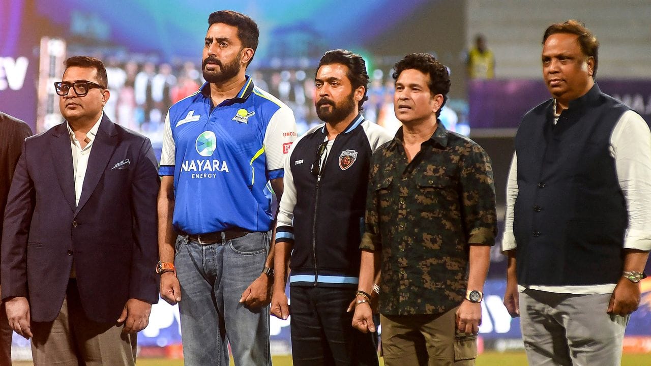 અભિષેક બચ્ચને અભિનેત્રી એશ્વર્યા રાય બચ્ચન સાથે વર્ષ 2007માં લગ્ન કર્યા હતા.એશ્વર્યા માત્ર એક્ટિંગ જ નહી પરંતુ નેટવર્થ મામલે પણ પતિ અભિષેક બચ્ચનથી ખુબ આગળ છે.અભિષેક બચ્ચને મુંબઈમાંથી અભ્યાસ કર્યો છે. આગળના અભ્યાસ માટે અમેરિકા ગયા હતા.