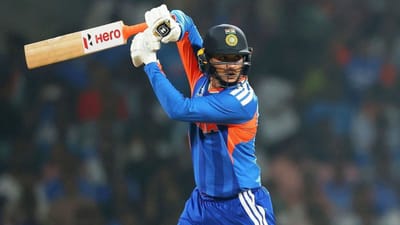 T20 વર્લ્ડ કપ 2026 વચ્ચે ટીમ ઈન્ડિયાના ઓપનર અભિષેક શર્મા અંગે એક ચોંકાવનારો દાવો કરવામાં આવ્યો છે. ટુર્નામેન્ટ શરૂ થાય તે પહેલા જ અભિષેકને ગંભીર ઈજા થઈ હતી, પરંતુ ટીમ મેનેજમેન્ટે તેને ગુપ્ત રાખ્યું હતું, અને તેણે ઈજાગ્રસ્ત હોવા છતાં પહેલી મેચમાં બેટિંગ કરી હતી. 