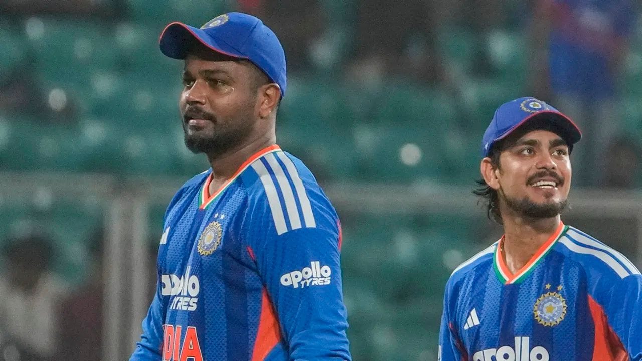 હવે જોવાનું એ છે કે ટીમ ઈન્ડિયા ઝિમ્બાબ્વે અને વેસ્ટ ઈન્ડિઝ સામેની મેચોમાં કઈ ઓપનિંગ જોડી મેદાનમાં ઉતારશે. ઈશાન કિશન સાથે સંજુ સેમસન ઓપનિંગ કરશે કે અભિષેક શર્માને વધુ એક તક મળશે એ તો સમય જ બતાવશે. પણ ઓપનિંગ જોડીનું ખરાબ ફોર્મ ભારતીય ટીમ માટે મોટી મુશ્કેલી બની ગઈ છે. (PC: PTI/X)