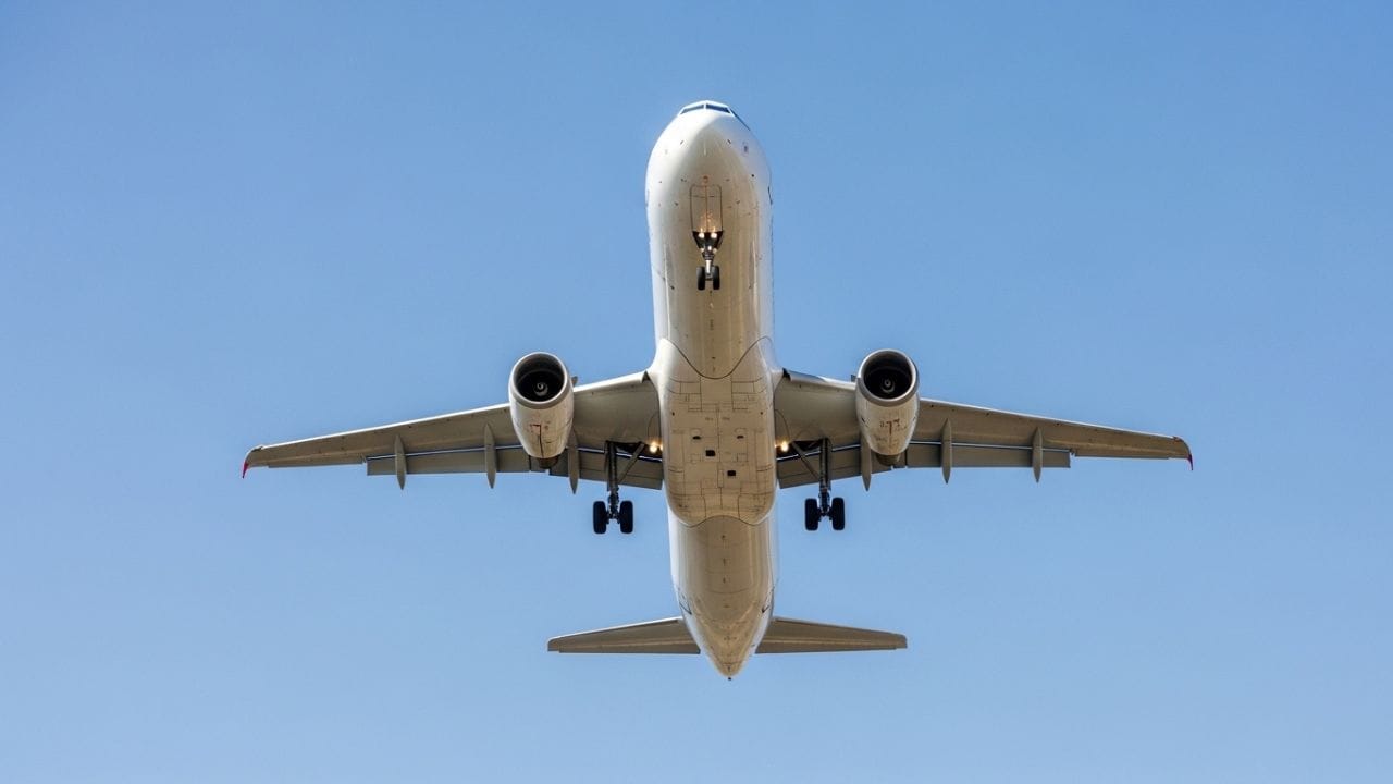 અમે સૌએ વિમાનોને ક્યાંક ને ક્યાંક જોયા છે,  ક્યારેક આકાશમાં ઉડતા, ક્યારેક એરપોર્ટ પર ઉભેલા, અને ઘણા લોકો તો તેમાં મુસાફરી પણ કરી ચૂક્યા છે. જો તમે ધ્યાન આપ્યું હોય તો એક રસપ્રદ વાત નજરે પડે છે કે મોટાભાગના મુસાફરી વિમાનો સફેદ રંગમાં હોય છે, ખાસ કરીને તેમનો નીચેનો ભાગ. શું તમે વિચાર્યું છે કે આવું કેમ રાખવામાં આવે છે? ટ્રેન કે બસની જેમ વિમાનોને રંગબેરંગી કેમ નથી બનાવાતા? આ પાછળ ખાસ તકનિકી અને વ્યવહારિક કારણો છે, જેને સમજવું રસપ્રદ છે. ( Credits: AI Generated )