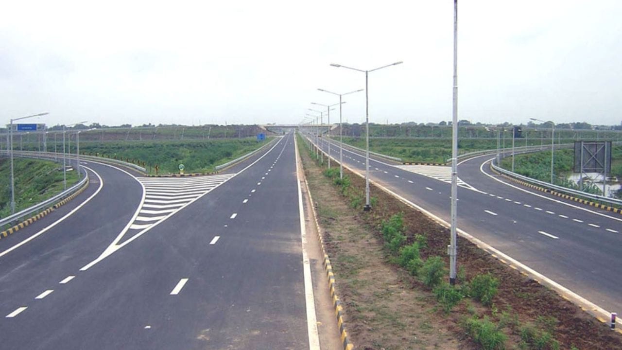 2004માં શરૂ થયેલો આ એક્સપ્રેસવે છેલ્લા બે દાયકાથી ગુજરાત માટે ગેમ-ચેન્જર સાબિત થયો છે. તત્કાલીન અટલ બિહારી વાજપેયી સરકારના સમયમાં ગોલ્ડન ક્વોડ્રિલેટરલ યોજના હેઠળ શરૂ થયેલા આ માર્ગને ‘મહાત્મા ગાંધી એક્સપ્રેસવે’ નામ આપવામાં આવ્યું હતું. અમદાવાદ, નડિયાદ, આણંદ અને વડોદરાને જોડતો આ કોરિડોર અમદાવાદ–વડોદરા વચ્ચેનો મુસાફરી સમય 2.5 કલાકથી ઘટાડીને અંદાજે 1 કલાક સુધી લાવવાનો ઉદ્દેશ રાખતો હતો.
