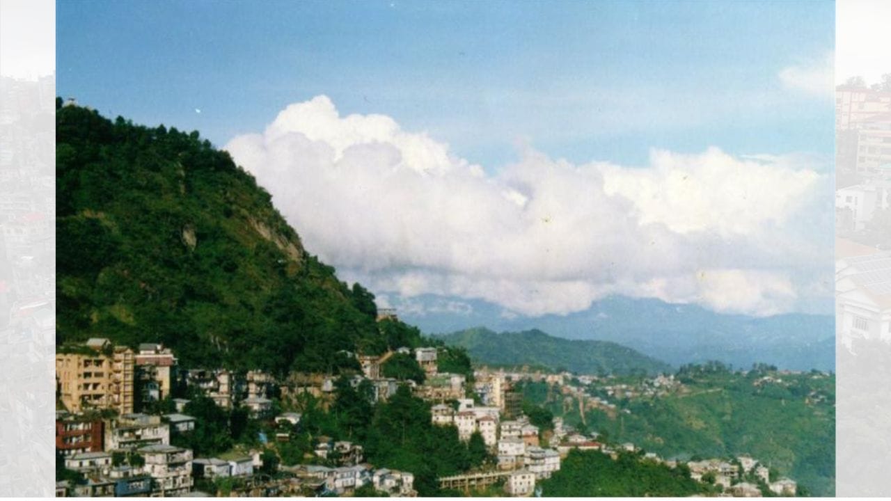 આઈઝોલ લગભગ 1132 મીટર ઊંચાઈ પર એક ટેકરી પર વસેલું હોવાથી અહીંથી ખીણો અને વાદળોના સુંદર દૃશ્યો જોવા મળે છે. શહેર માત્ર કુદરતી સૌંદર્ય માટે જ નહીં, પરંતુ તેની શાંત અને ધીમી જીવનશૈલી માટે પણ જાણીતું છે. અહીં લોકો ભાગદોડથી દૂર રહીને શાંતિપૂર્ણ અને સ્વસ્થ જીવન જીવવાનું વધુ મહત્વ આપે છે. (Credits: - Wikipedia)