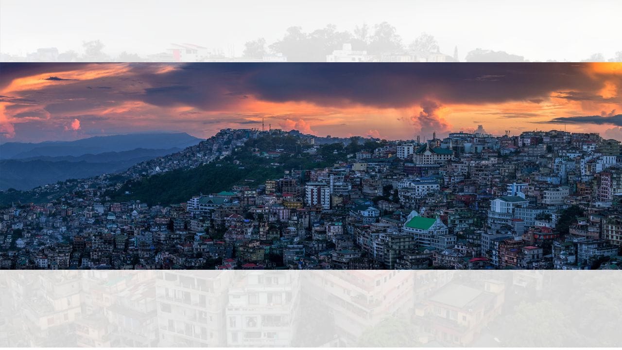 આઈઝોલમાં ટ્રાફિક ખૂબ શિસ્તબદ્ધ માનવામાં આવે છે. પર્વતીય અને સાંકડા રસ્તાઓ હોવા છતાં વાહનો નિયમથી લાઇનમાં ચાલે છે અને જોખમી વળાંક પર પણ ઓવરટેક કરતા નથી. અહીં બિનજરૂરી હોર્ન વગાડવું અસભ્ય માનવામાં આવે છે, તેથી ડ્રાઇવરો માત્ર જરૂરી સ્થિતિમાં જ હોર્નનો ઉપયોગ કરે છે. (Credits: - Wikipedia)