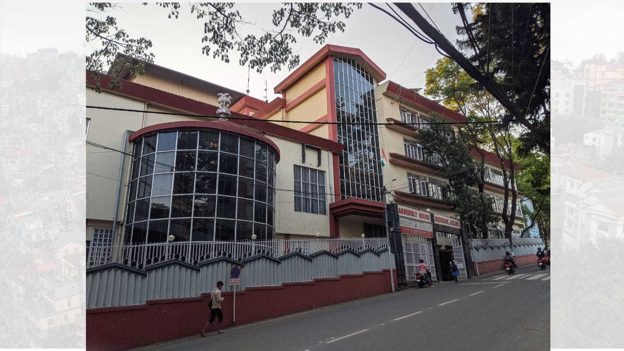 સહકાર અને જવાબદારીની આ ભાવના આ શહેરને અન્ય શહેરોથી અલગ બનાવે છે. મુલાકાતીઓ માટે આઈઝોલનો અનુભવ અનોખો લાગે છે. આ શહેર બતાવે છે કે લોકોની શિસ્ત અને સહકારથી કોઈ હોબાળા વગર પણ શહેર સરળ અને વ્યવસ્થિત રીતે ચાલી શકે છે. ( (Credits: - Wikipedia)