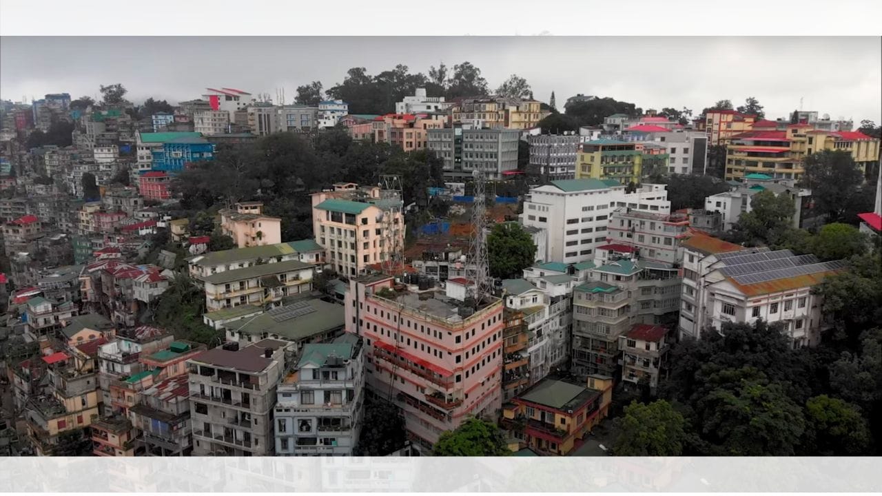 ઉત્તર-પૂર્વમાં આવેલું આઈઝોલ તેની કુદરતી સુંદરતા માટે ખૂબ લોકપ્રિય છે અને તેને છુપાયેલો ખજાનો પણ કહેવામાં આવે છે. અહીં ફરવા માટે ડર્ટલોંગ હિલ્સ ખાસ જાણીતા છે, જ્યાં હરિયાળા જંગલો, પહાડો અને ઝરણાઓનો મનમોહક નજારો જોવા મળે છે. પ્રકૃતિ પ્રેમીઓ માટે આ સ્થળ શાંતિપૂર્ણ અને આકર્ષક પ્રવાસ સ્થળ ગણાય છે. ( નોંધ: અહીં આપવામાં આવેલી માહિતી પબ્લિક ડોમેન પરથી લેવામાં આવી છે, જે ફક્ત તમારી જાણકારી માટે છે.)(Credits: - Wikipedia)